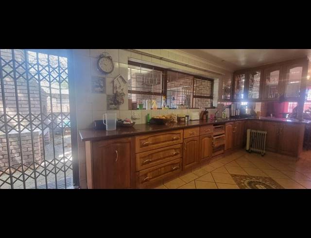 4 BEDROOM HOUSE FOR SALE IN FRAAIUITSIG